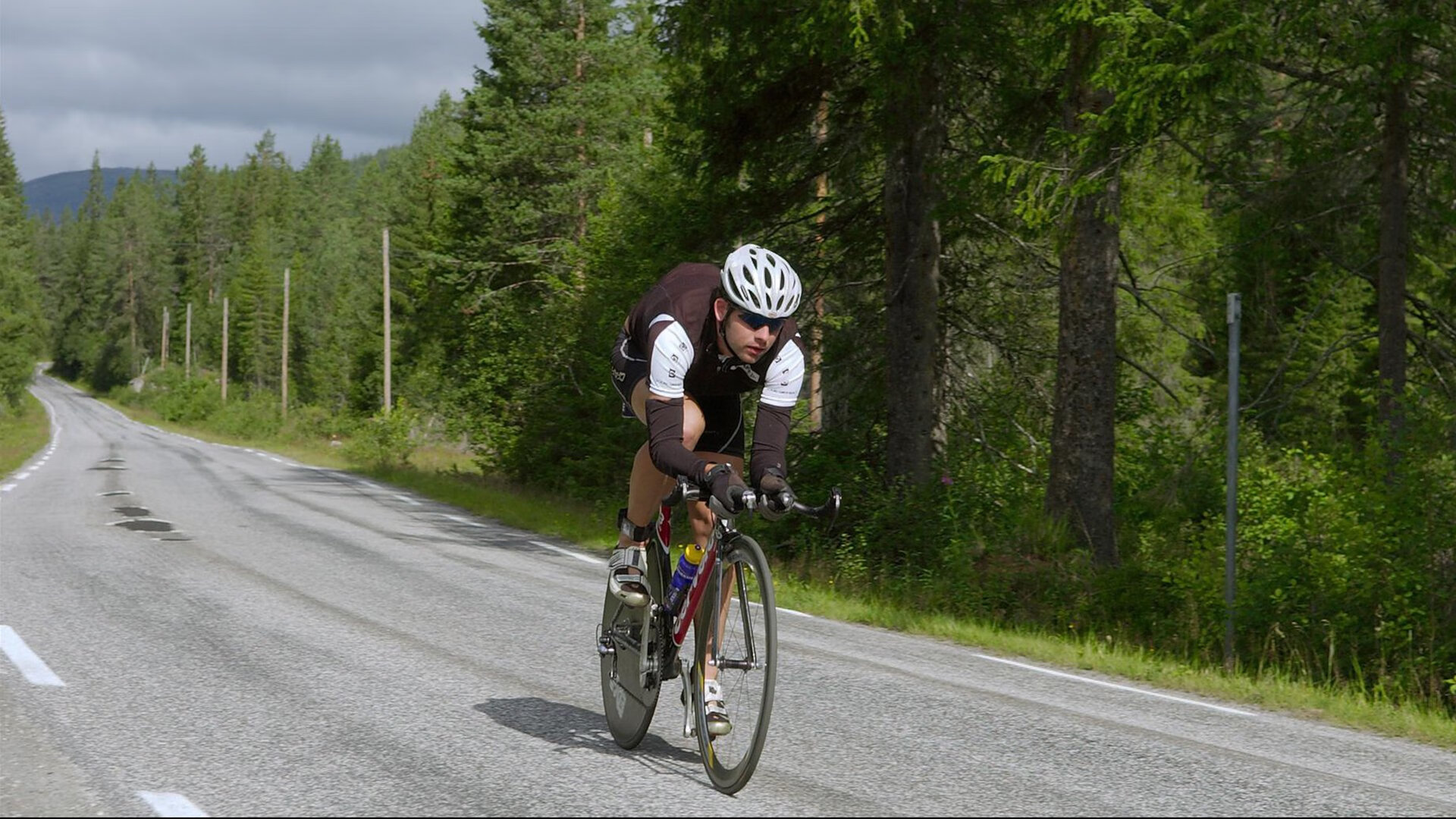 亮点不断：库里在与火箭的比赛中投中了多个“秀远距离”三分瞬间，成为焦点！